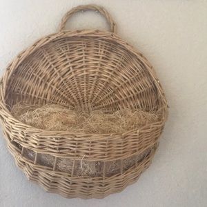 Wall basket